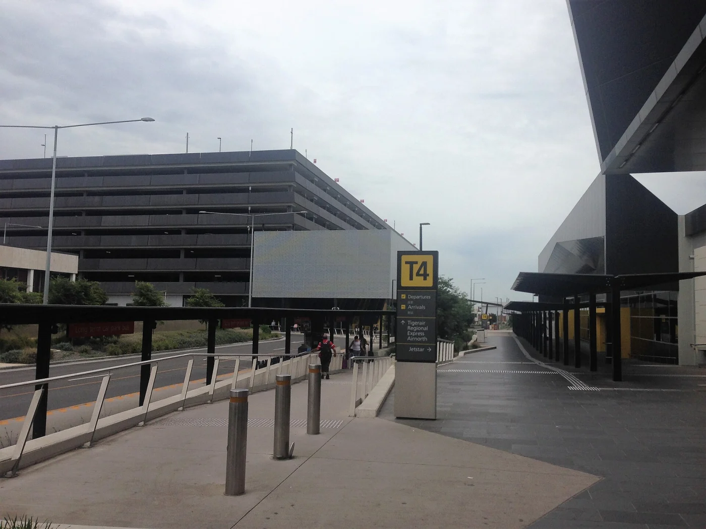 Exterior concourse at Terminal 4, Melbourne Airport